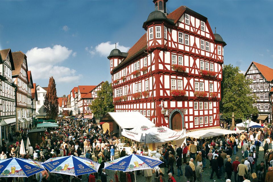 Der Erzeugermarkt findet rund um das Melsunger Rathaus statt Der Erzeugermarkt findet rund um das Melsunger Rathaus statt