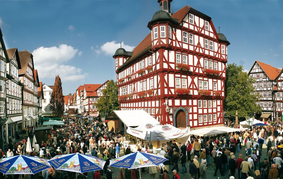 Der Erzeugermarkt findet rund um das Melsunger Rathaus statt Der Erzeugermarkt findet rund um das Melsunger Rathaus statt