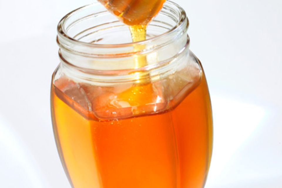 Honig schmeckt als Brotaufstrich, verfeinert Gebäck, Desserts, Marinaden und vieles mehr