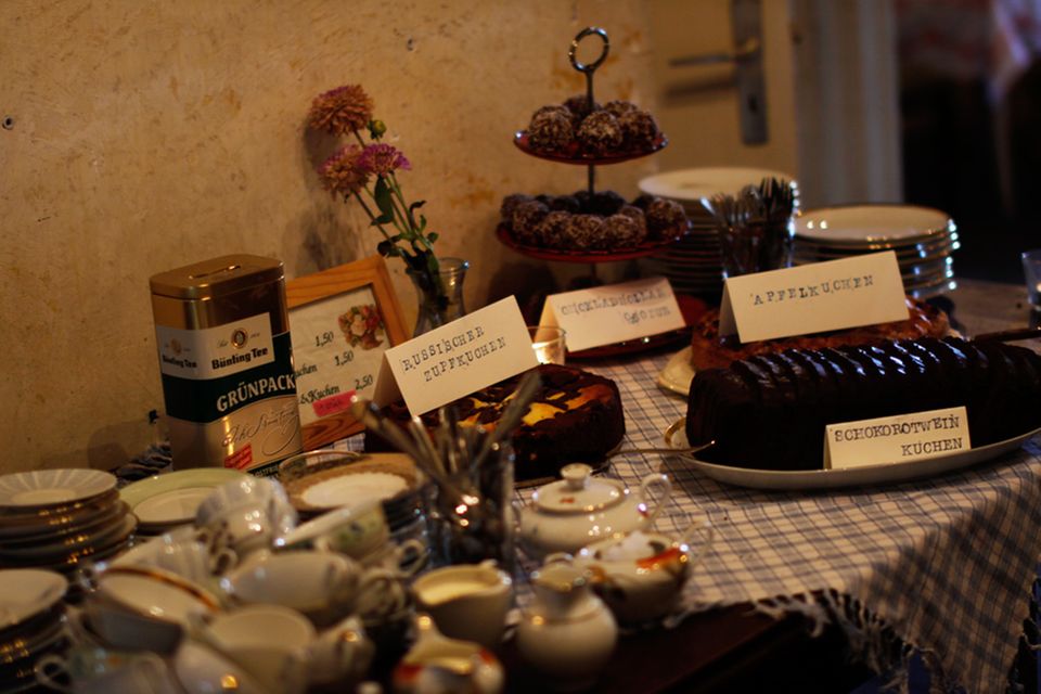 Im Teezimmer: Die Teetafel ist reichlich gedeckt Im Teezimmer: Die Teetafel ist reichlich gedeckt