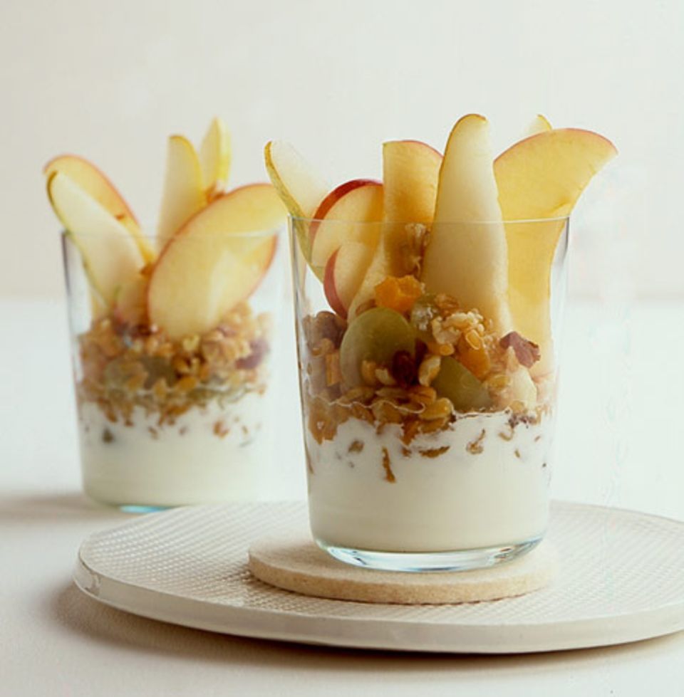 Wellness pur: Müsli, Naturjoghurt und frisches Obst Wellness pur: Müsli, Naturjoghurt und frisches Obst
