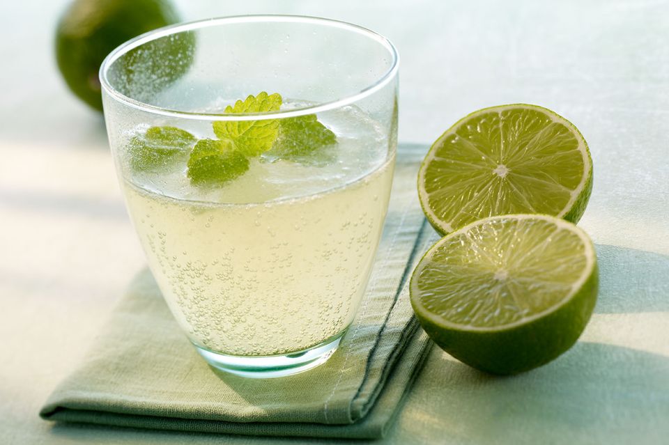 Mineralwasser-Cocktail mit Grünem Tee und Limette Mineralwasser-Cocktail mit Grünem Tee und Limette