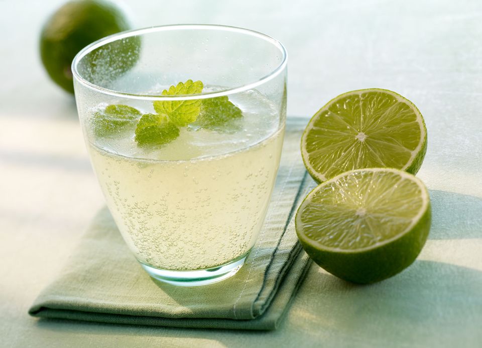 Mineralwasser-Cocktail mit Grünem Tee und Limette Mineralwasser-Cocktail mit Grünem Tee und Limette