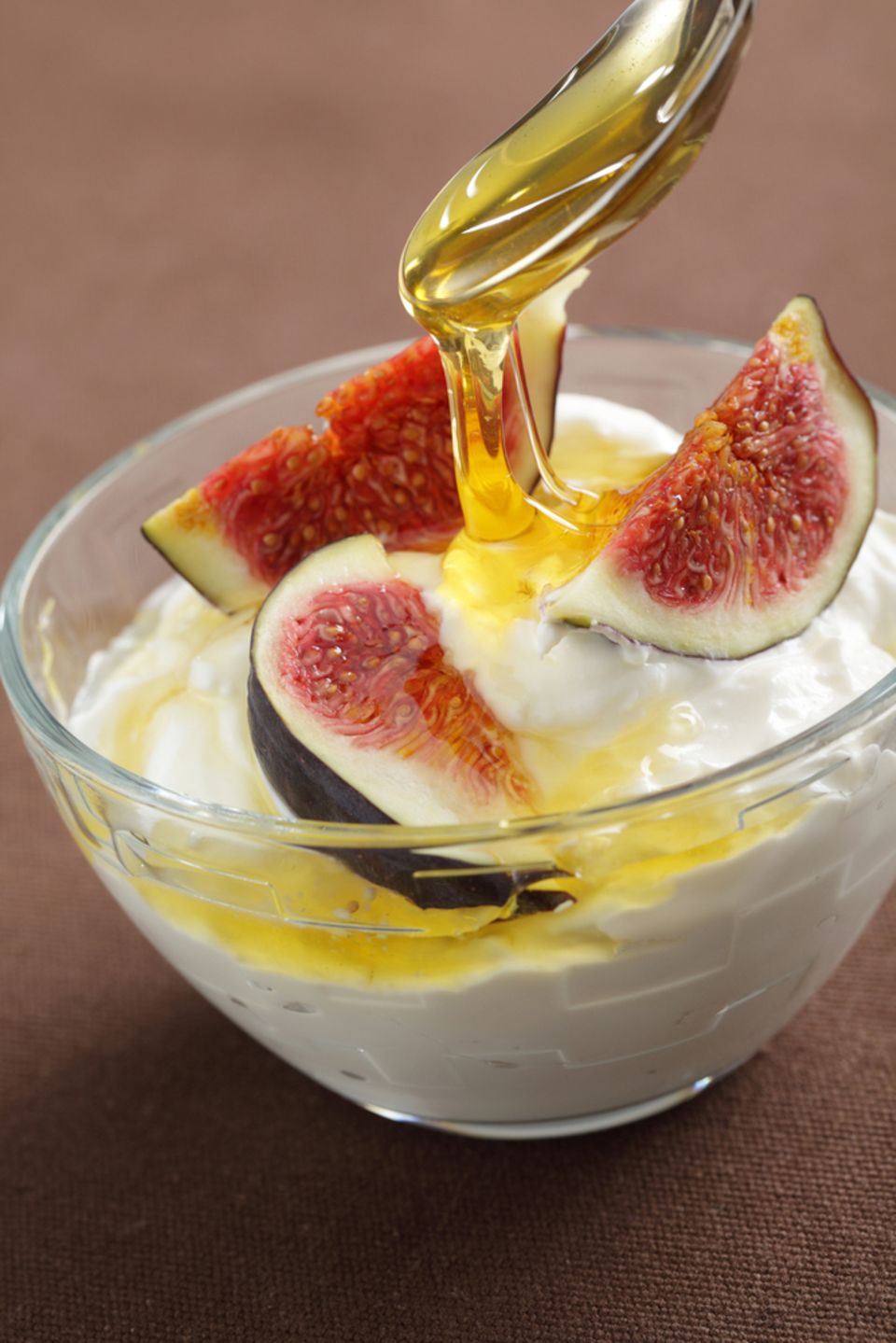 Hat weniger Zucker als fertiger Früchtejoghurt: Naturjoghurt mit etwas Honig und Feigen Hat weniger Zucker als fertiger Früchtejoghurt: Naturjoghurt mit etwas Honig und Feigen