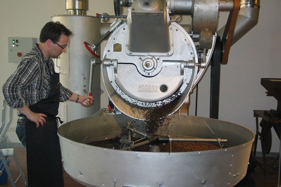 Traditionelle Herstellung: Thomas Stühlke verarbeitet Kaffee mit einem historischen Röster