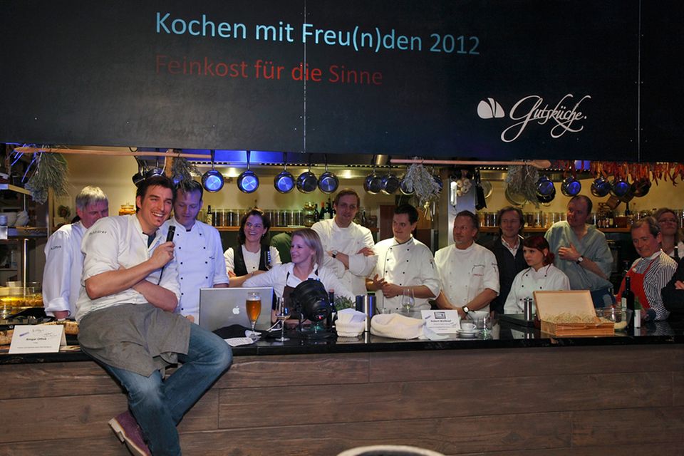 "Kochen mit Freu(n)den" 2012: Matthias Gfrörer heißt seine Freunde, Kollegen und Gäste willkommen