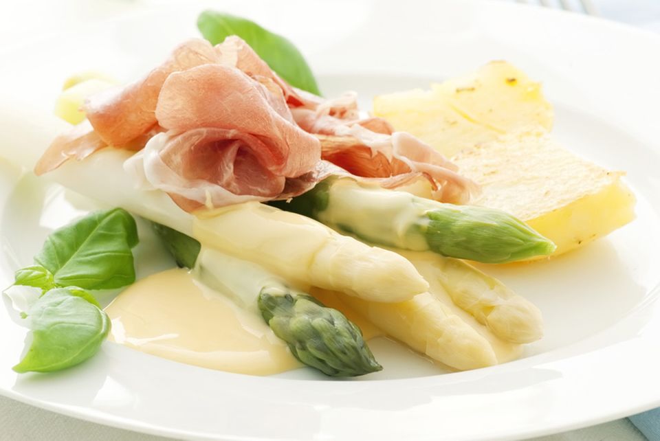 Klassiker: Spargel mit Kartoffeln, Sauce Hollandaise und Schinken Klassiker: Spargel mit Kartoffeln, Sauce Hollandaise und Schinken
