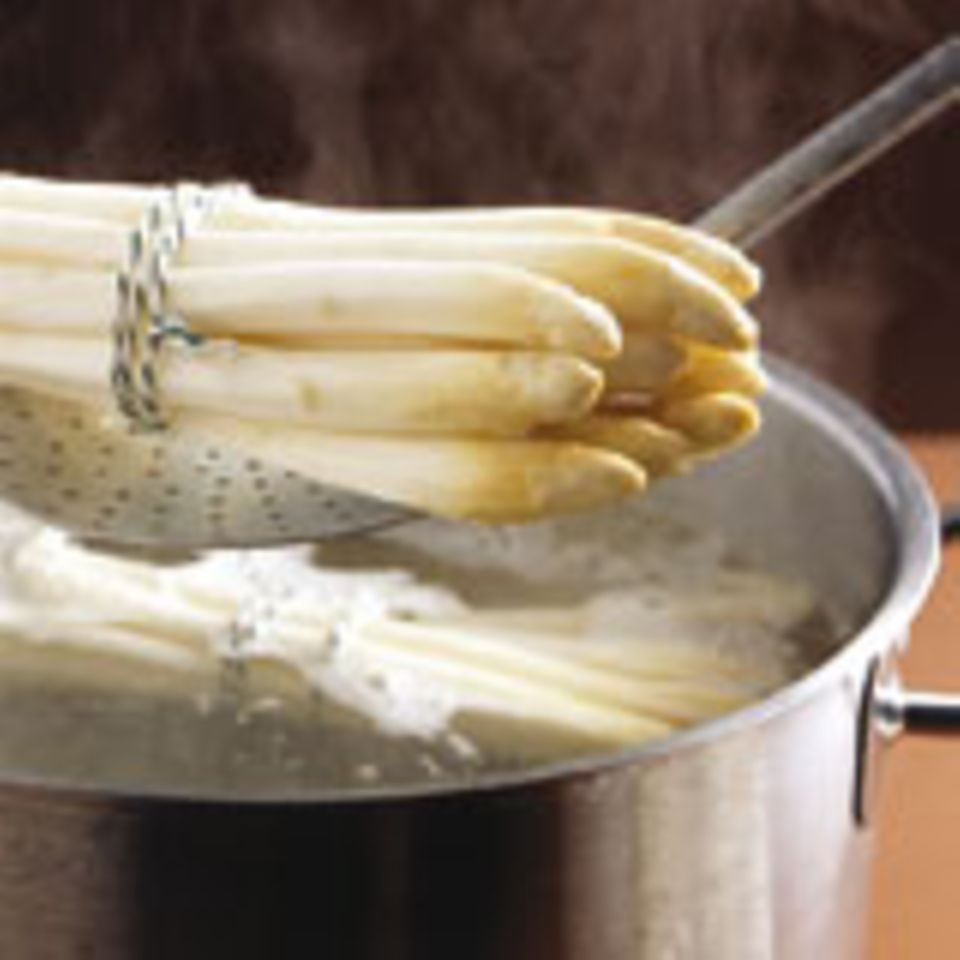 Vor dem Garen zu kleinen Paketen schnüren Vor dem Garen zu kleinen Paketen schnüren