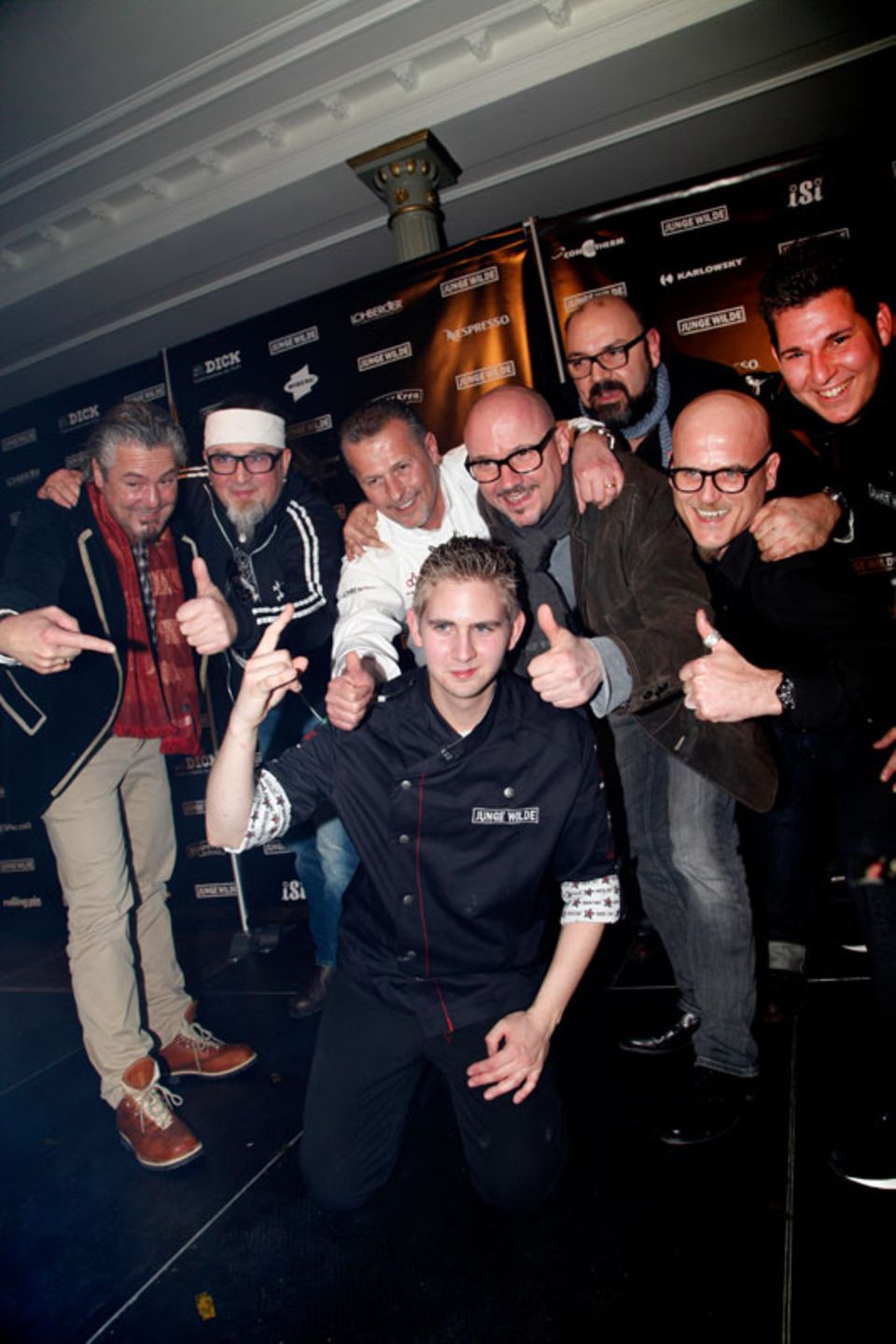 Glücklicher Sieger: Marvin Böhm (vorne), umringt von der Jury Glücklicher Sieger: Marvin Böhm (vorne), umringt von der Jury