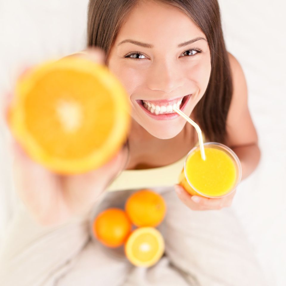 Zitrusfrüchte und Kiwis enthalten viel Vitamin C – für straffe Haut