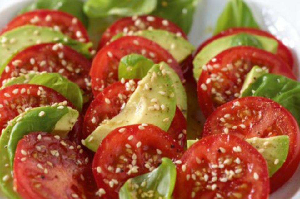Beauty Food: ein Salat mit Tomaten und Avocado