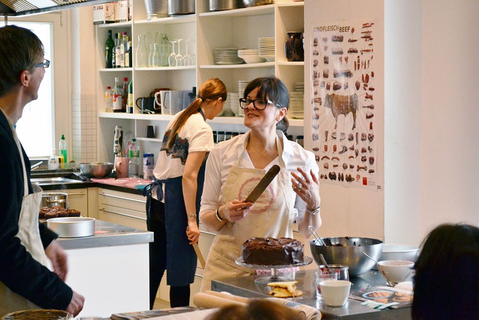Cynthia Barcomi präsentiert eine Torte aus ihrem neuen Backbuch Cynthia Barcomi präsentiert eine Torte aus ihrem neuen Backbuch