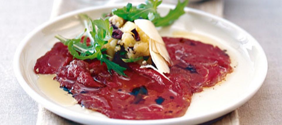 Carpaccio mit Oliven-Stampfkartoffeln Carpaccio mit Oliven-Stampfkartoffeln