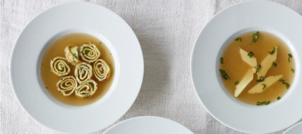 Hühnersuppe mit Einlage: Kräuterflädle und Eierstich Hühnersuppe mit Einlage: Kräuterflädle und Eierstich