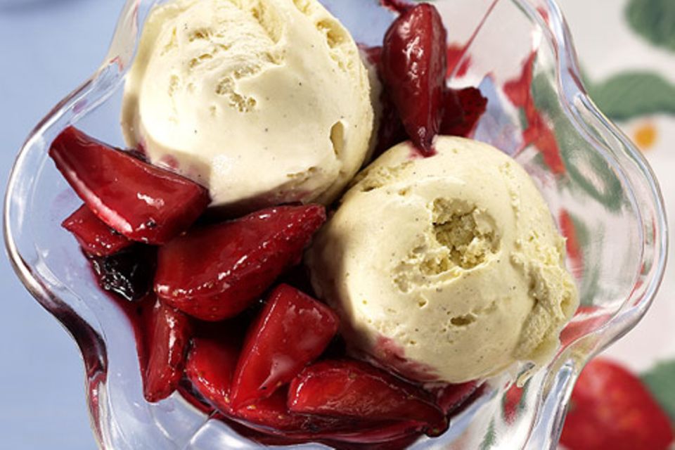 Auch ohne Sahne lecker: Eisbecher mit Erdbeeren
