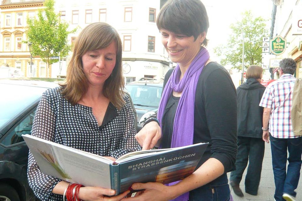Julia Dautel (li.) und Nicole Keller mit ihrem Buch