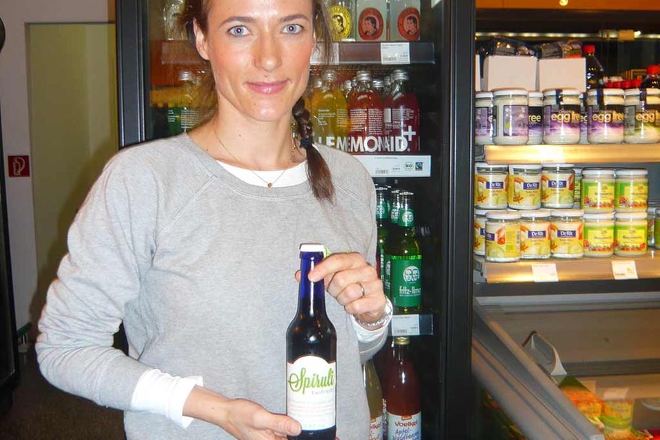 Geschäftsführerin Helen Unsinn mit Superfood-Limonade Geschäftsführerin Helen Unsinn mit Superfood-Limonade