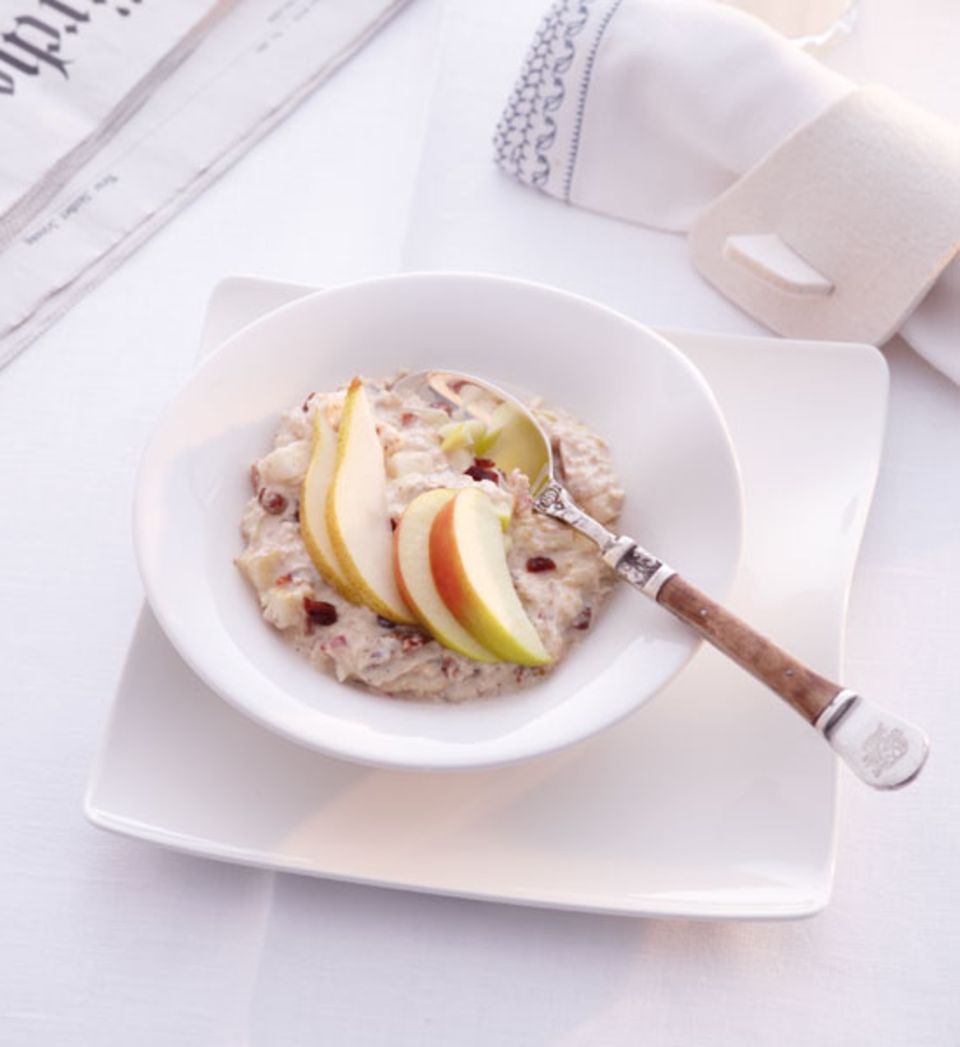 Köstlicher Start in den Sonntag: Bircher Müsli mit getrockneten Kirschen Köstlicher Start in den Sonntag: Bircher Müsli mit getrockneten Kirschen