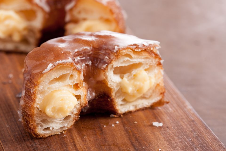 Außen Donut, innen Croissant: Cronut mit Vanillecremefüllung Außen Donut, innen Croissant: Cronut mit Vanillecremefüllung