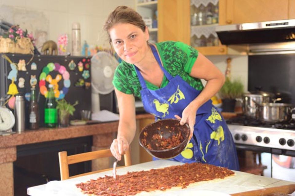 Sarah beim Zubereiten von Germteigschnecken in der Küche ihrer Gastgeber-Familie Giordano