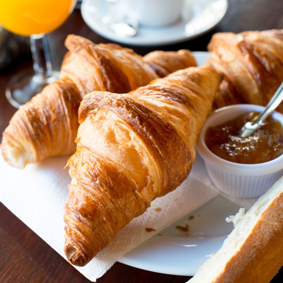 Beliebter Frühstücksklassiker: Croissants mit Konfitüre