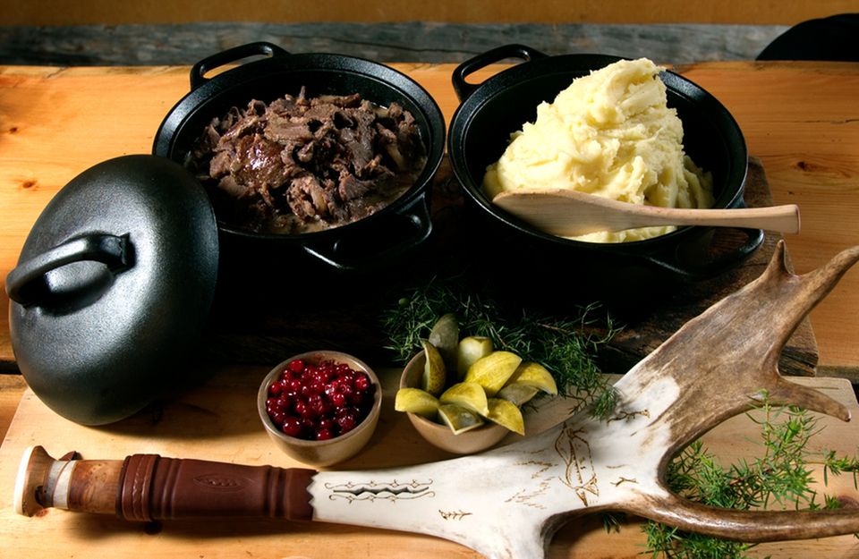 Sautiertes Rentierfleisch mit Kartoffelmus und Preiselbeeren Sautiertes Rentierfleisch mit Kartoffelmus und Preiselbeeren