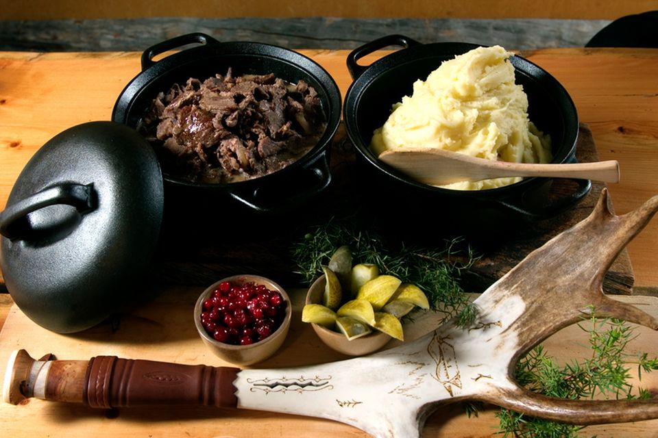Sautiertes Rentierfleisch mit Kartoffelmus und Preiselbeeren Sautiertes Rentierfleisch mit Kartoffelmus und Preiselbeeren