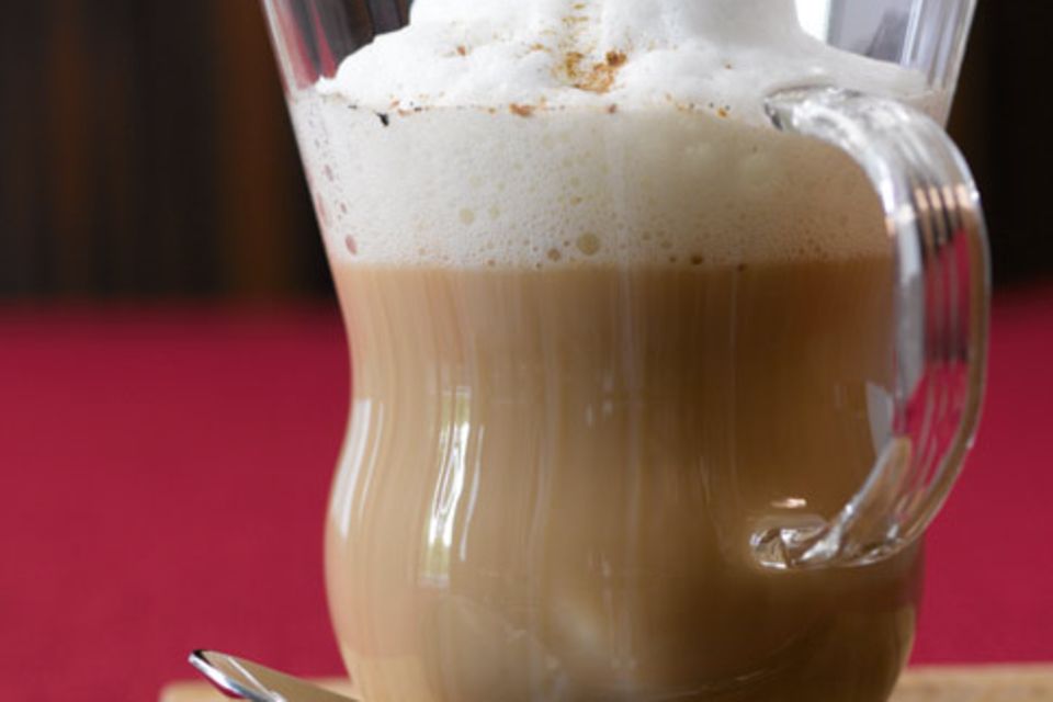 Lebkuchen-Chai-Latte: gewürzter Schwarztee mit Milch + Honig