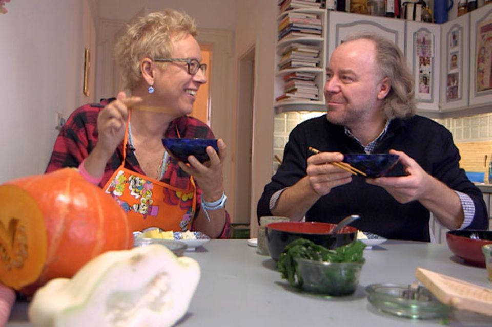Doris Dörrie und Michael Hoffmann kochen und essen Gemüsesuppe