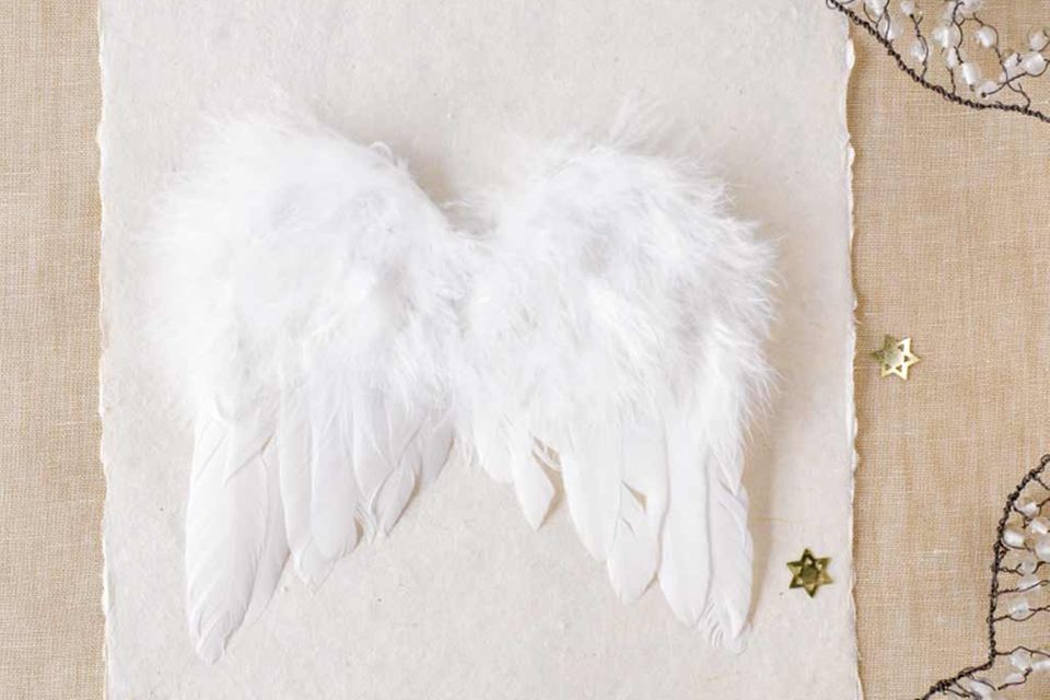 Perfekte Tischdeko: Engelflügel aus Federn