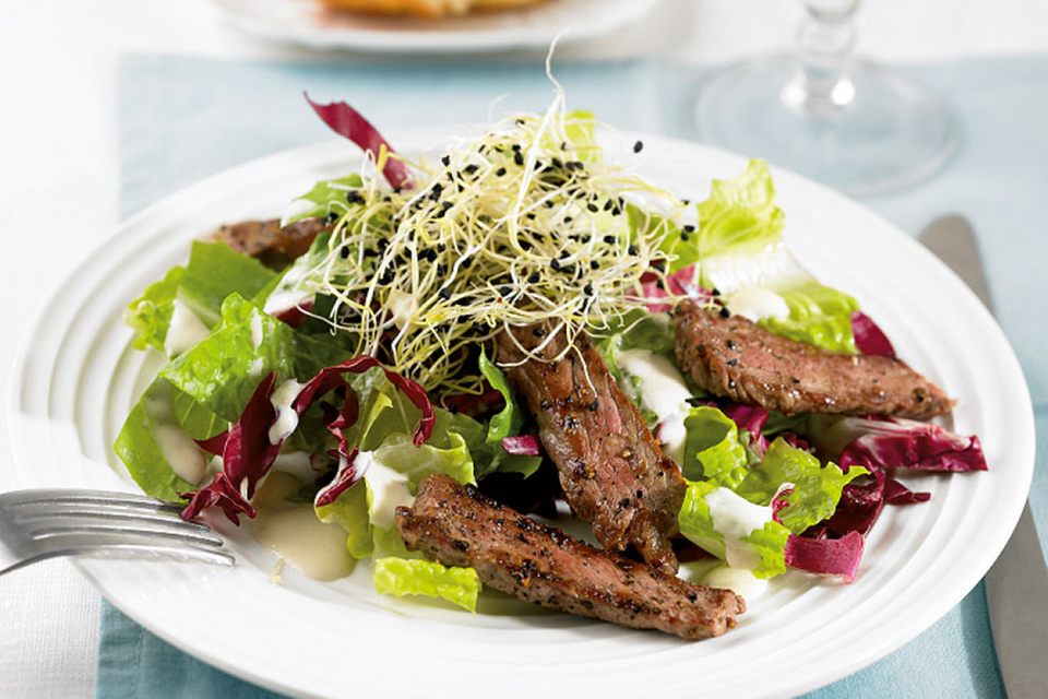 Zwiebelsprossen passen zum Salat mit Steakstreifen
