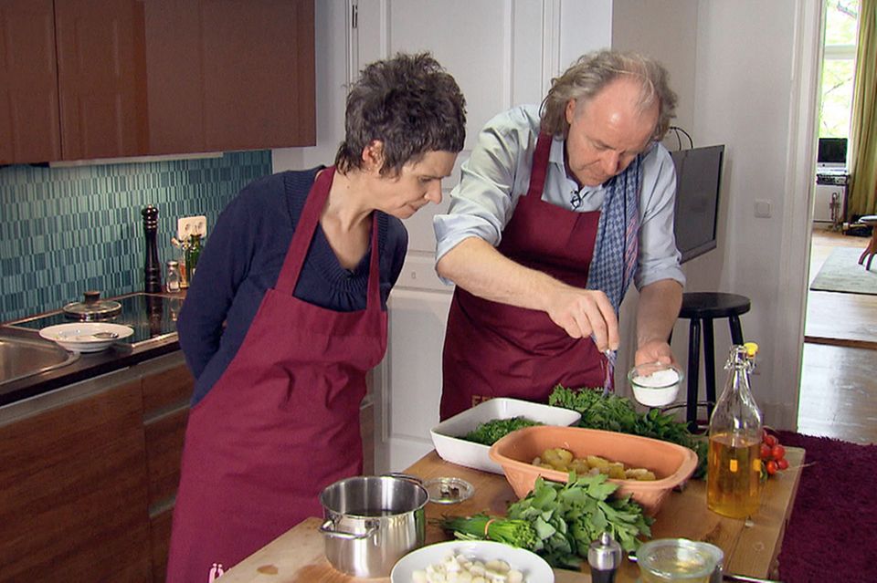 Schonende Zubereitungsweise: Michael Hoffmann und Popette Betancour kochen mit dem Römertopf