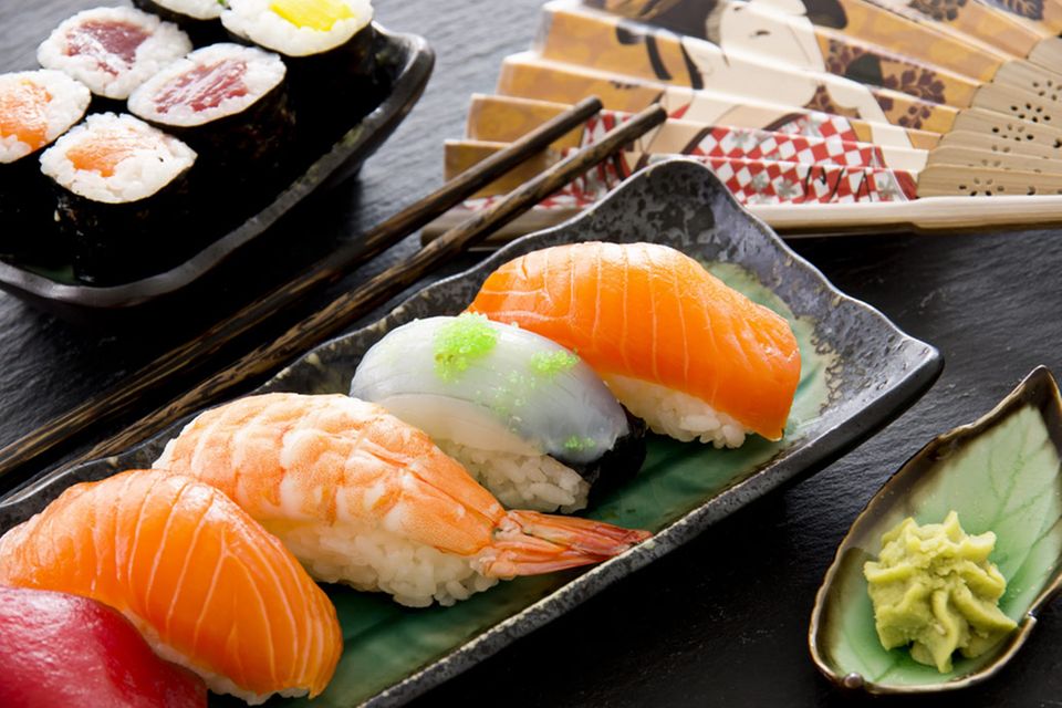 Verschiedene Sushi Arten: Maki (hinten) und Nigiri (vorne)