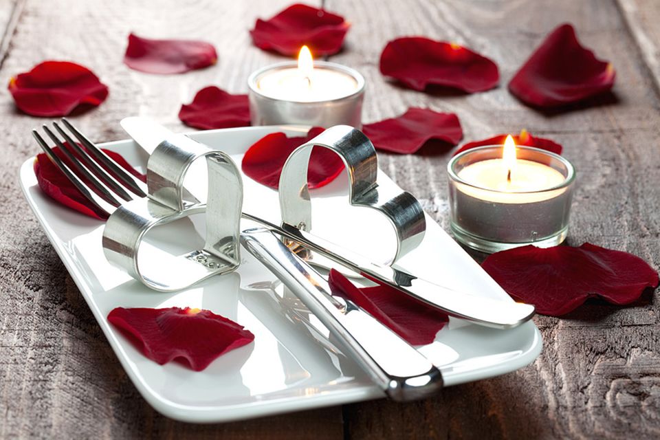Für Romantik-Fans: Kerzen, Rosenblätter und Herzen
