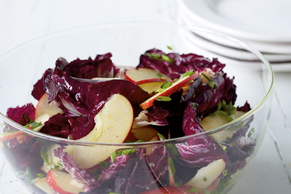 Knackfrisch und fruchtig: Radicchio-Apfel-Salat