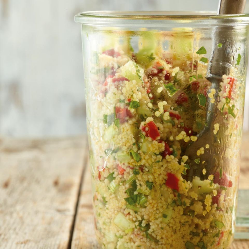 Für unterwegs: Couscous-Salat im Glas