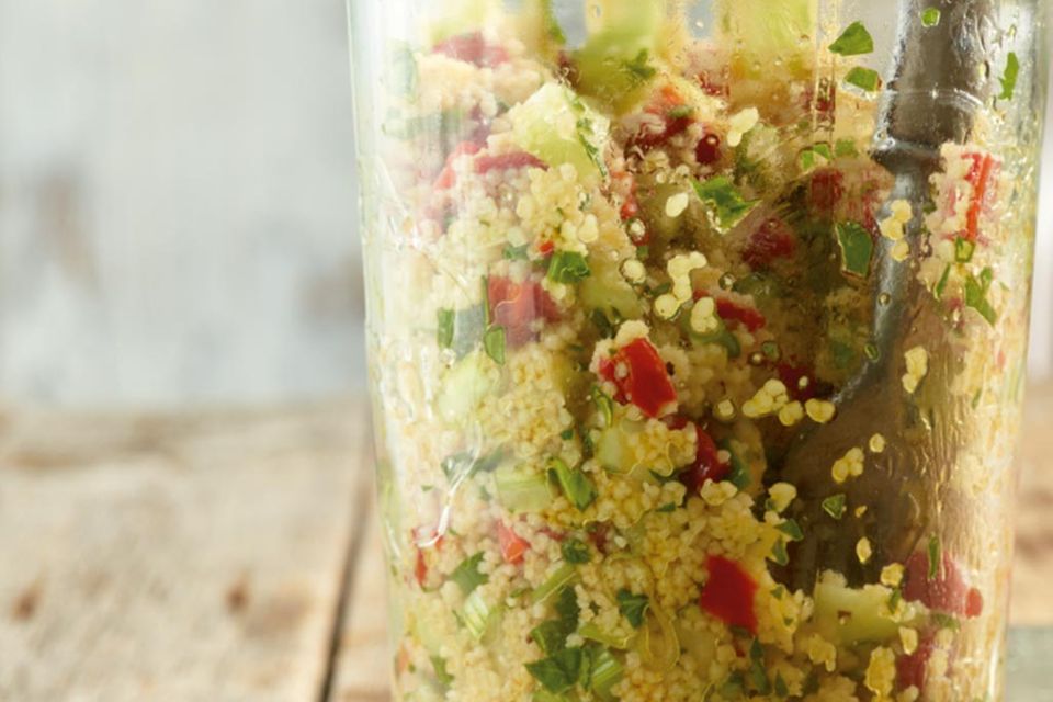Für unterwegs: Couscous-Salat im Glas