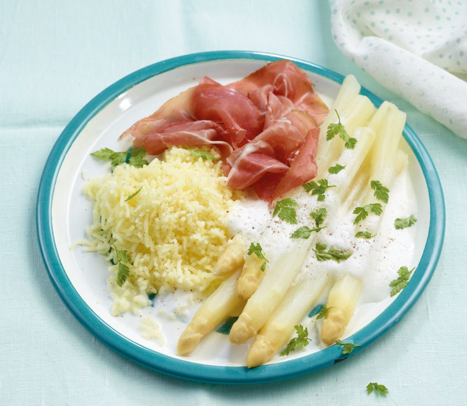 Der Klassiker in leicht: Spargel mit Milchschaumsauce und Kartoffelschnee Der Klassiker in leicht: Spargel mit Milchschaumsauce und Kartoffelschnee