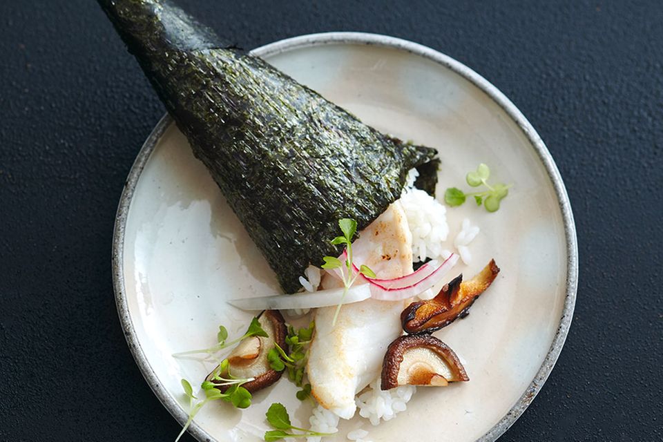Leicht zuzubereiten und gesund: japanische Temaki mit Rotbarsch