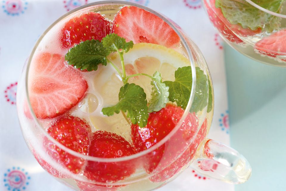 Fruchtig-spritzige Bowle mit Erdbeeren und Zitronenscheiben.