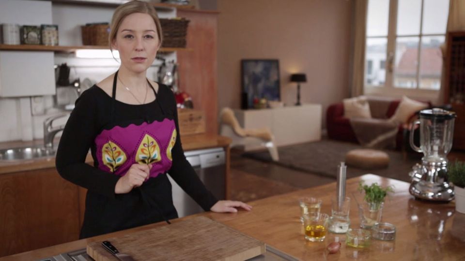 Nicole Just zeigt wie man eine vegane Sauce Béarnaise zubereitet Nicole Just zeigt wie man eine vegane Sauce Béarnaise zubereitet