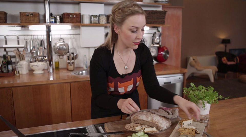 Nicole Just belegt das frisch gebackene Brot Nicole Just belegt das frisch gebackene Brot