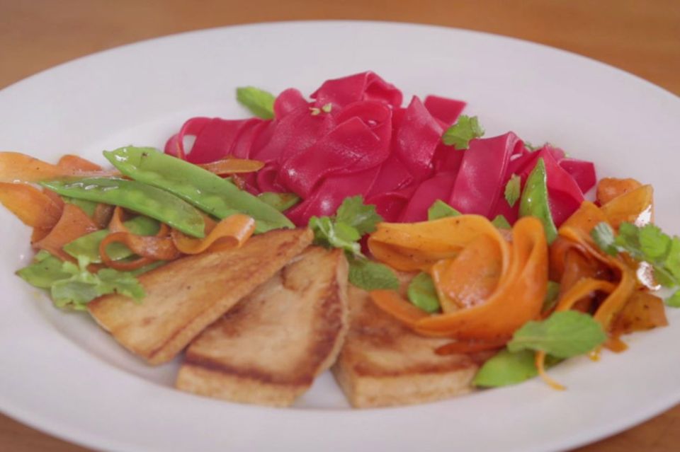 Pinke Reisnudeln mit mariniertem Tofu und buntem Gemüse von Nicole Just