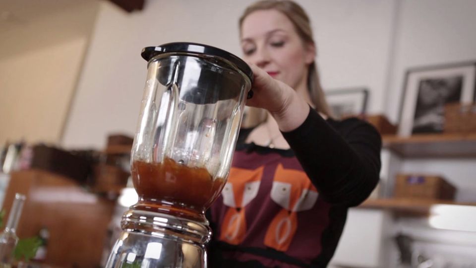 Nicole Just püriert die Marinade in einem Mixer Nicole Just püriert die Marinade in einem Mixer