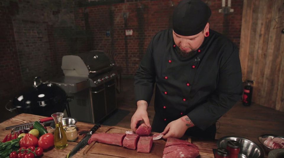 Marc Balduan umwickelt das Filet Mignon mit Speck. Marc Balduan umwickelt das Filet Mignon mit Speck.