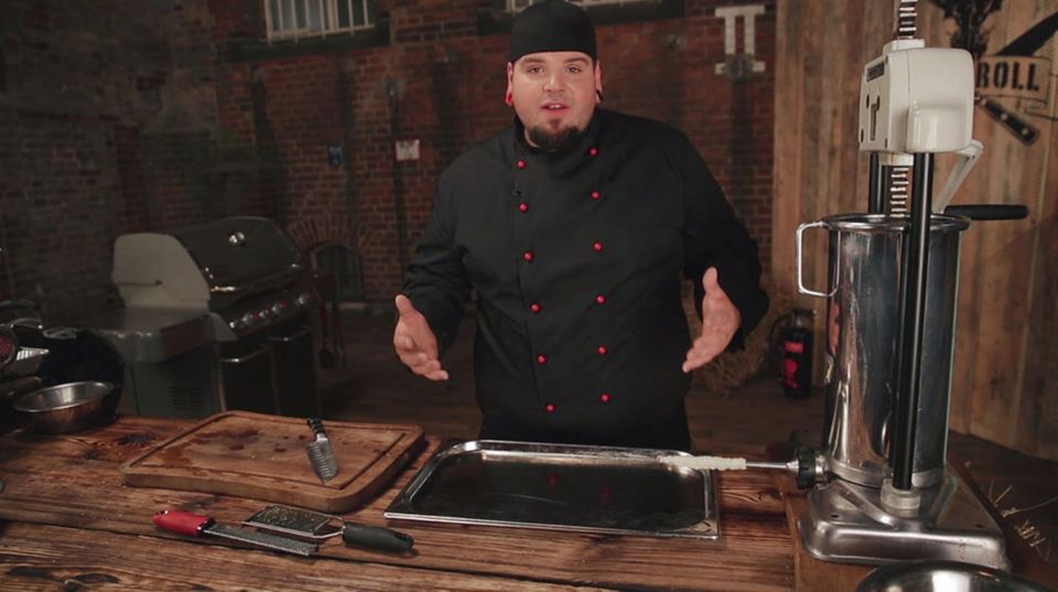 Marc Balduan füllt das Wurstbrät in den Darm ein. Marc Balduan füllt das Wurstbrät in den Darm ein.