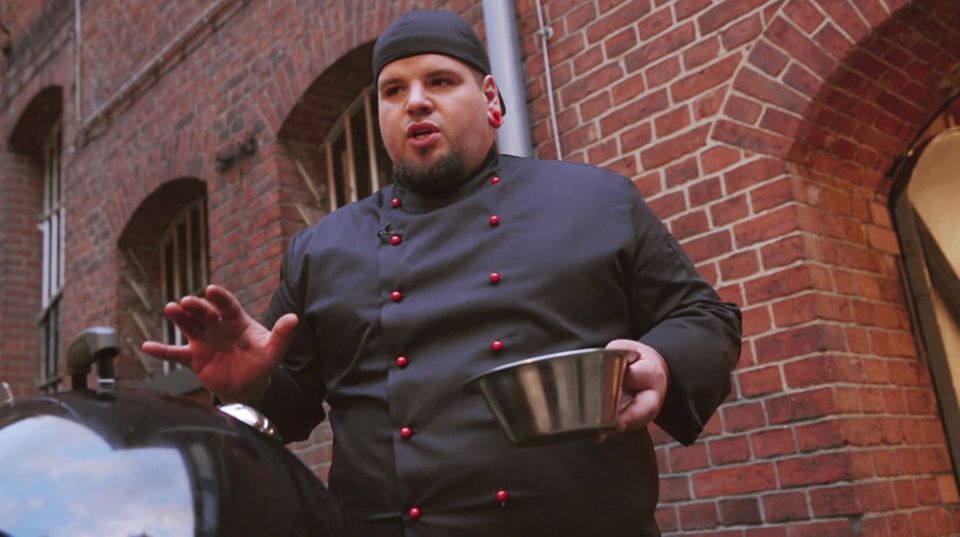 Marc Balduan feuert den Grill für die Hohe Rippe an. Marc Balduan feuert den Grill für die Hohe Rippe an.