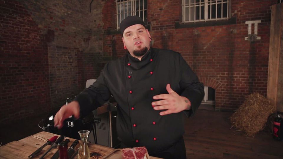 Marc Balduan mariniert das Porterhouse Steak. Marc Balduan mariniert das Porterhouse Steak.