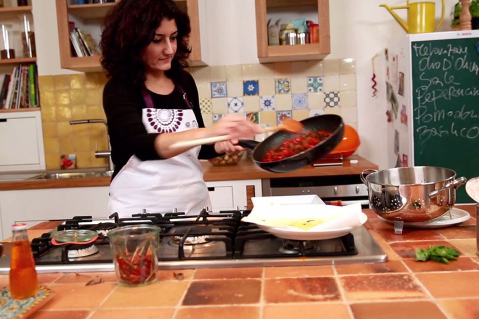 Luisa Giannitti richtet die Melanzane A Funghetto auf einem Teller an.