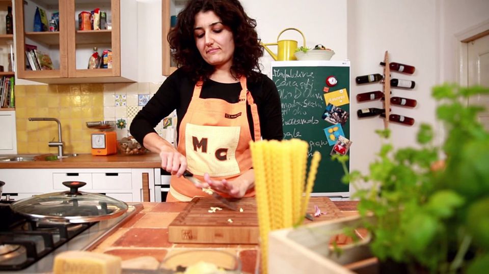 Für die Mafaldine Con Carciofi schneidet Louisa Giannitti frischen Knoblauch. Für die Mafaldine Con Carciofi schneidet Louisa Giannitti frischen Knoblauch.